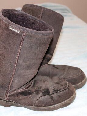 Women's Bearpaw brown suede fur lined boots. Size 9.